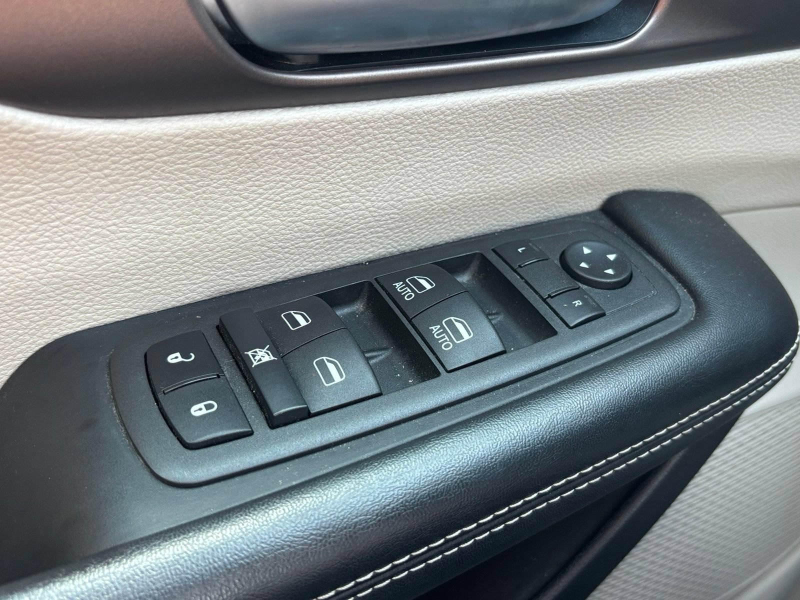 Used 2022 Chrysler Voyager LX FWD image 12