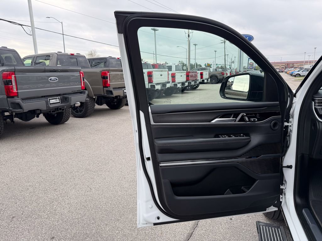 Used 2025 Jeep Grand Wagoneer L Series II Obsidian w/ Quick Order Packagew 28T image 13