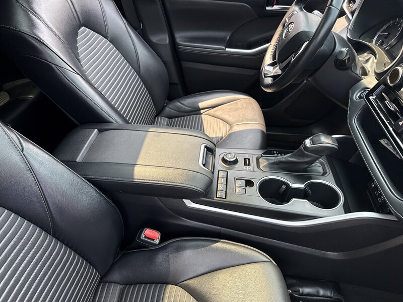 Used 2022 Toyota Highlander XSE AWD/4WD image 28