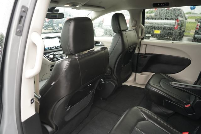 Used 2023 Chrysler Pacifica Touring-L FWD image 11