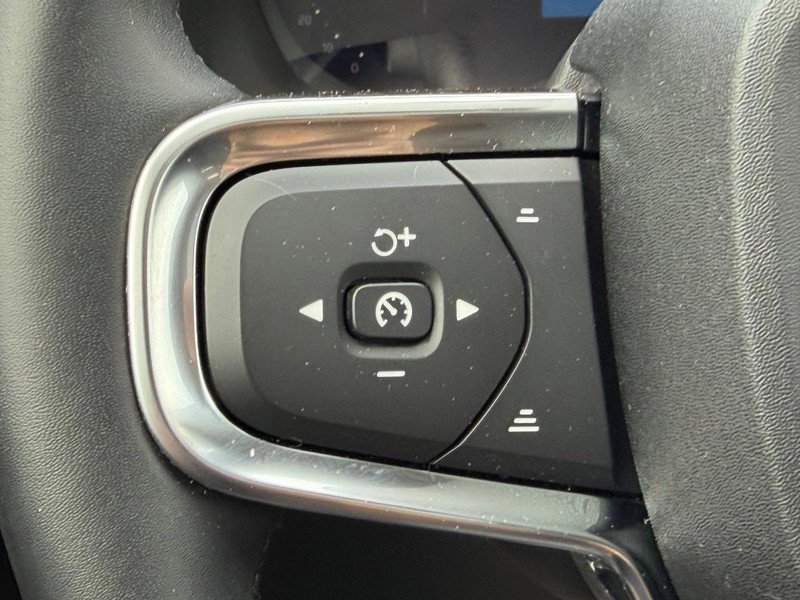 Certified 2025 Volvo XC40 B5 Plus AWD/4WD image 18