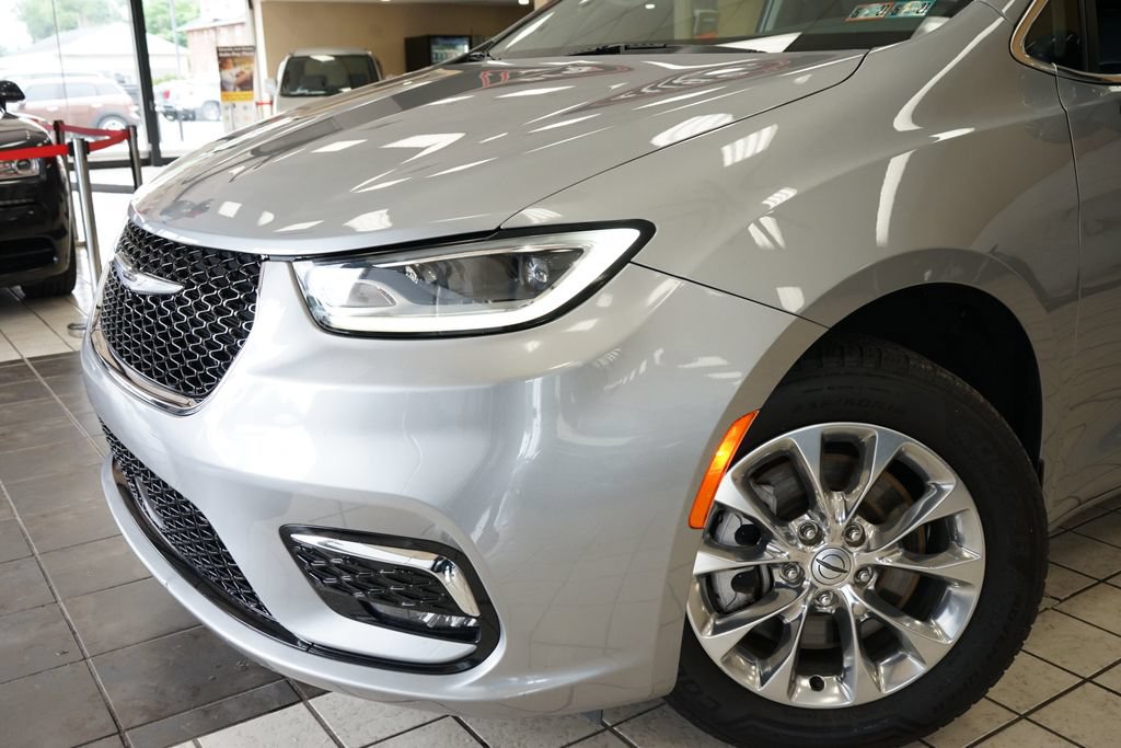 Used 2021 Chrysler Pacifica Touring-L w/ Uconnect Theater Family Group AWD/4WD image 23