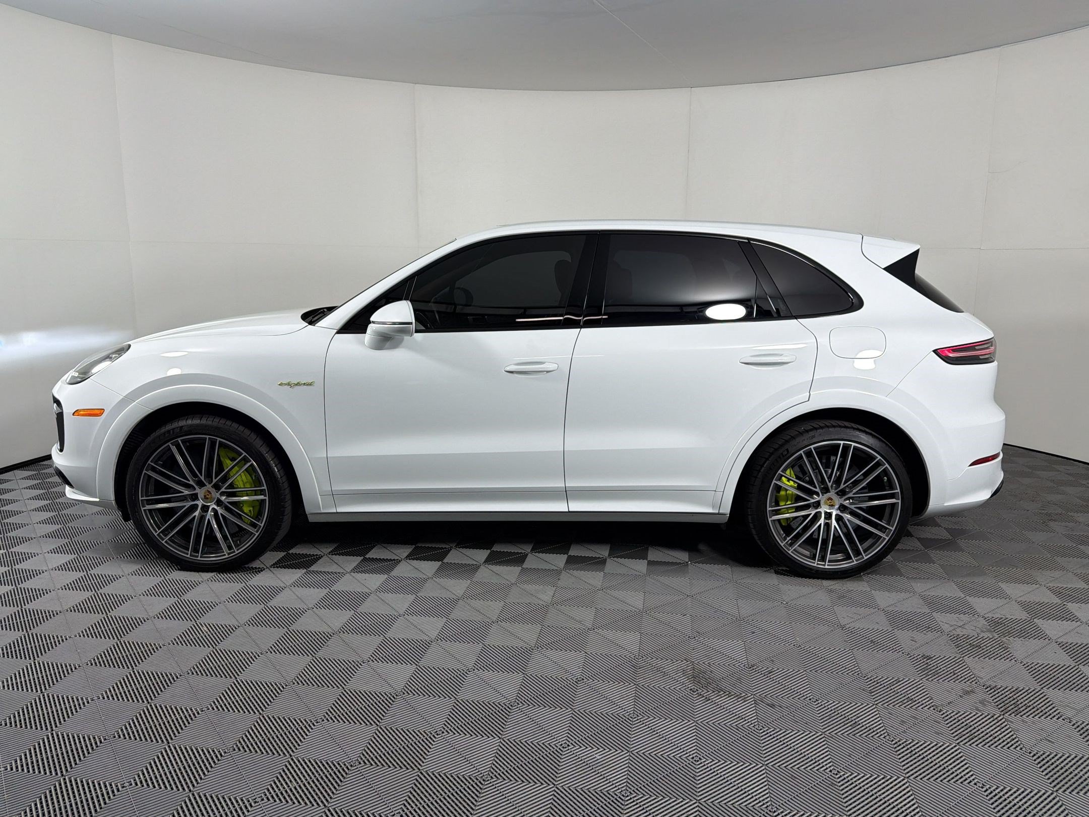 Certified 2022 Porsche Cayenne Turbo S AWD/4WD image 2