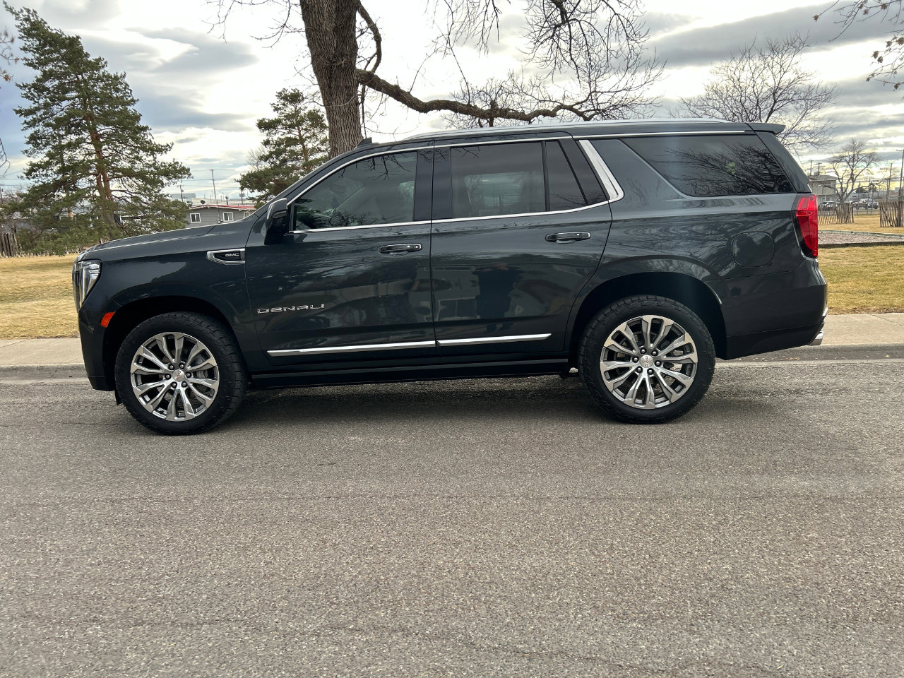 Used 2021 GMC Yukon Denali w/ Denali Premium Package AWD/4WD image 2