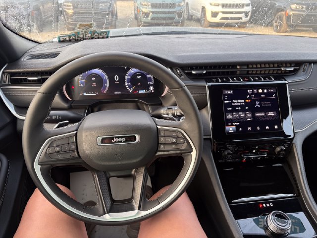 Used 2025 Jeep Grand Cherokee Altitude AWD/4WD image 10