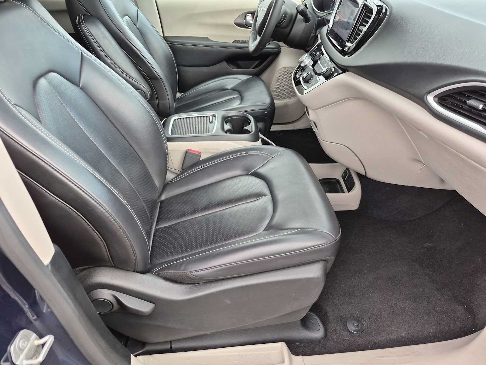 Used 2024 Chrysler Pacifica Touring-L FWD image 21