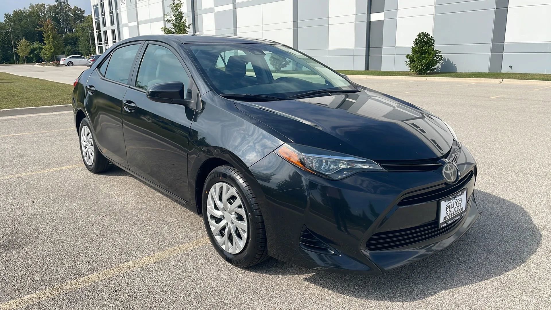 Used 2018 Toyota Corolla LE image 3