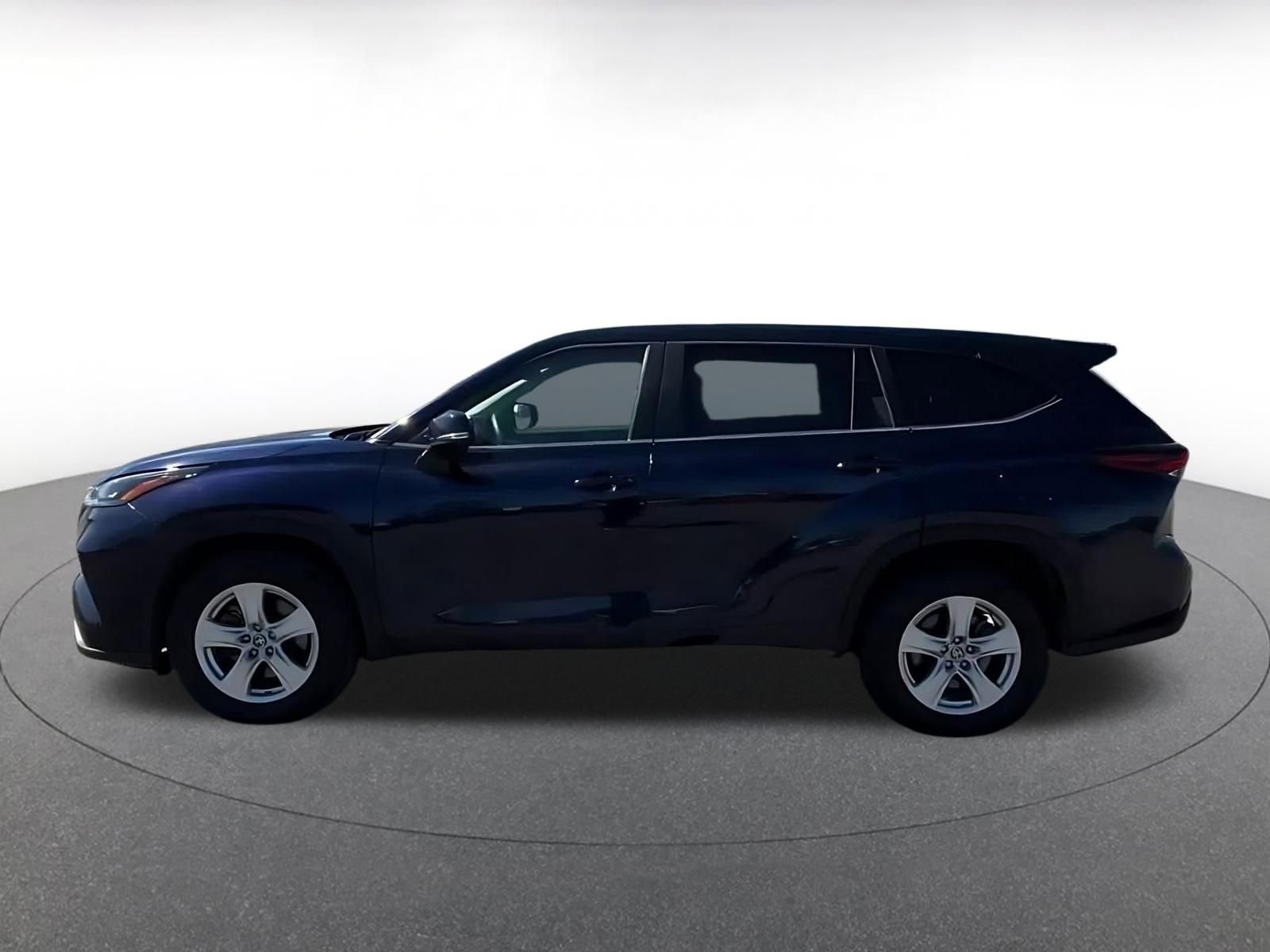 Used 2025 Toyota Highlander LE FWD image 9