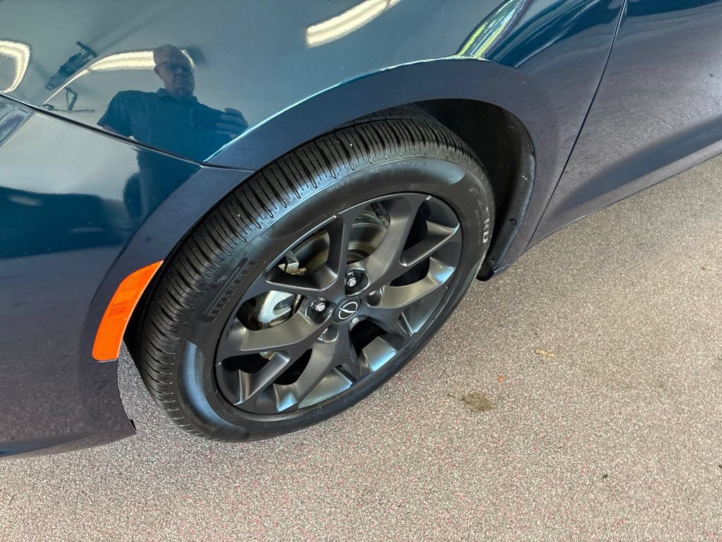 Certified 2025 Chrysler Pacifica Limited FWD image 6