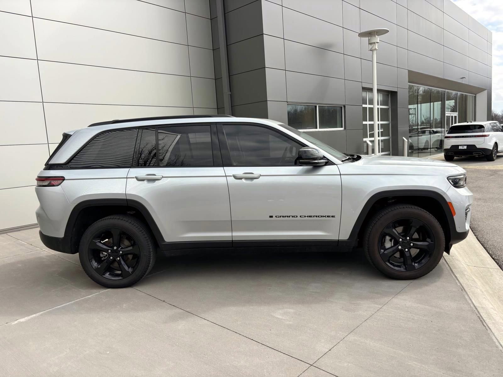 Used 2025 Jeep Grand Cherokee Limited w/ Luxury Tech Group II image 4