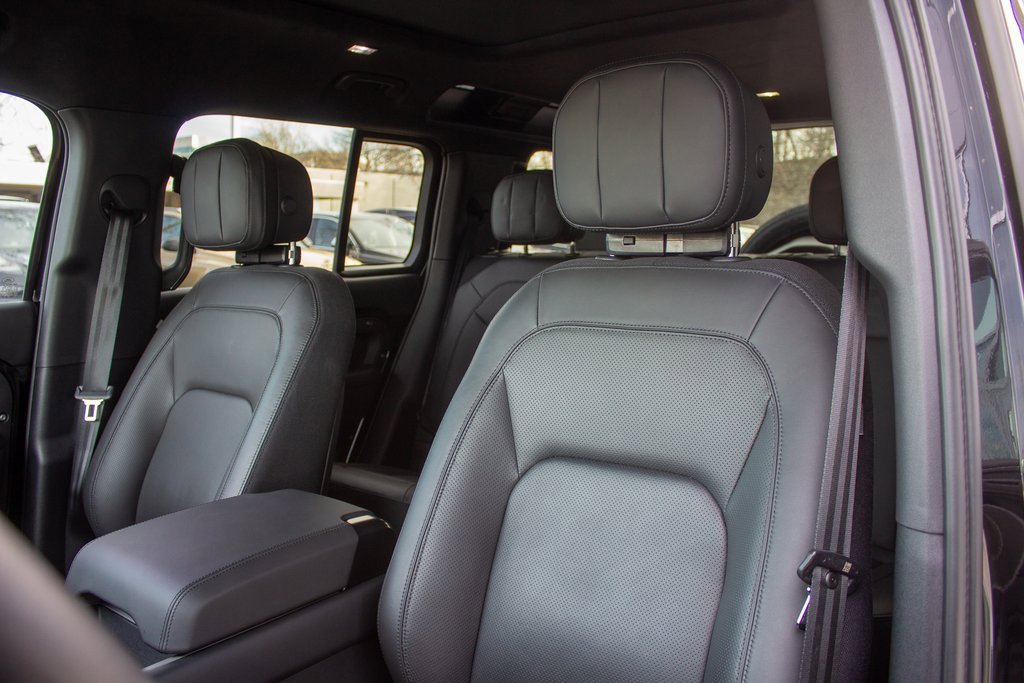 Used 2025 Land Rover Defender 110 V8 image 12