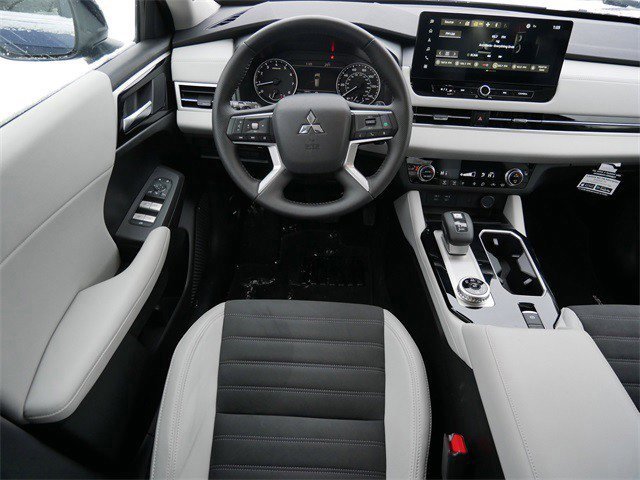 Used 2025 Mitsubishi Outlander SE image 10