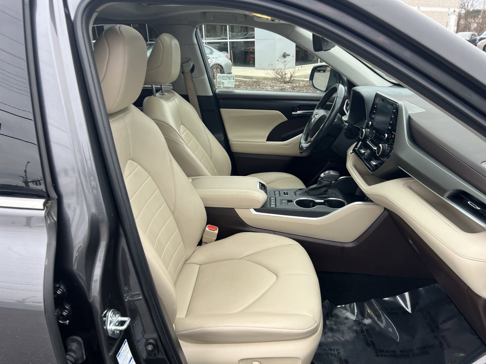 Used 2022 Toyota Highlander XLE image 51