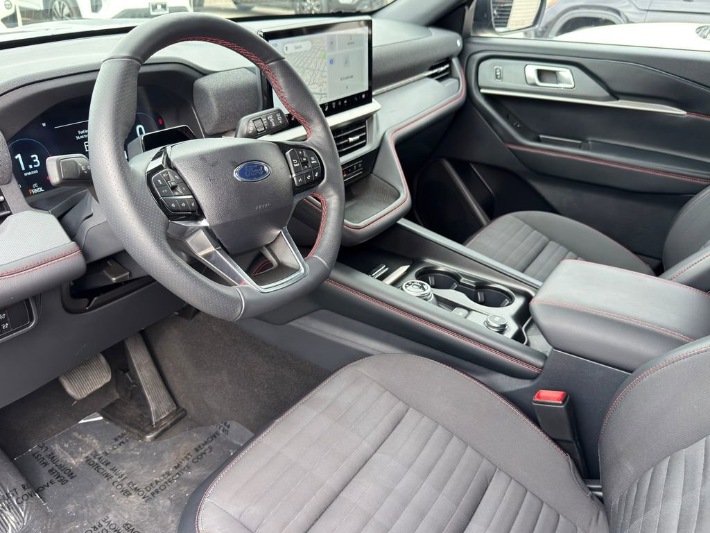 Used 2025 Ford Explorer ST-Line w/ ST-Line Street Pack image 11