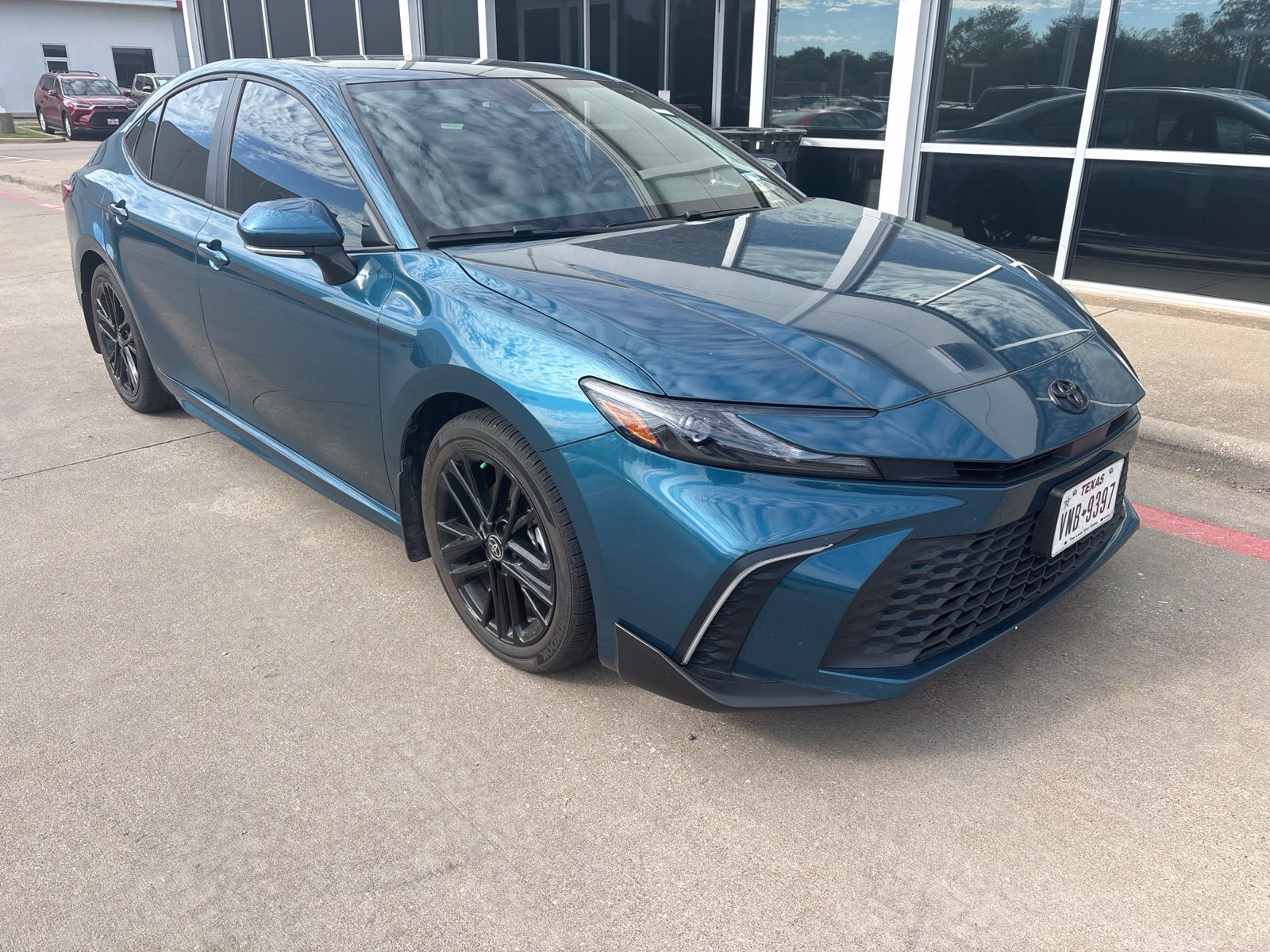 Used 2025 Toyota Camry SE w/ Convenience Package FWD image 3