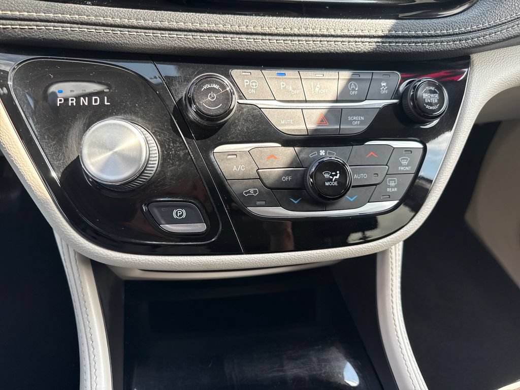 Used 2022 Chrysler Pacifica Limited FWD image 32