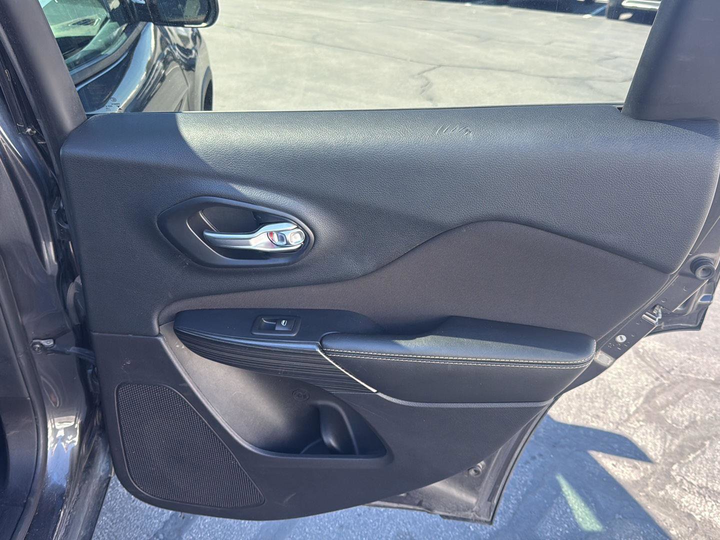 Used 2016 Jeep Cherokee Latitude w/ Cold Weather Group image 25