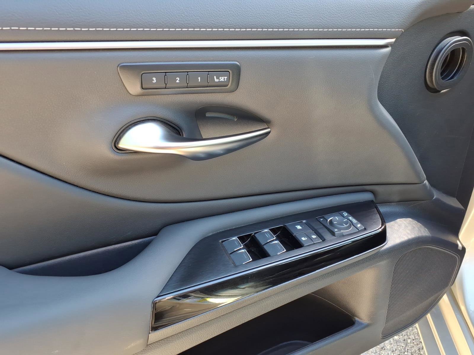 Certified 2024 Lexus ES 350 w/ Premium Package FWD image 7