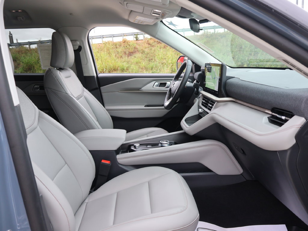 New 2026 Ford Explorer Active w/ Active Comfort Package AWD/4WD image 8