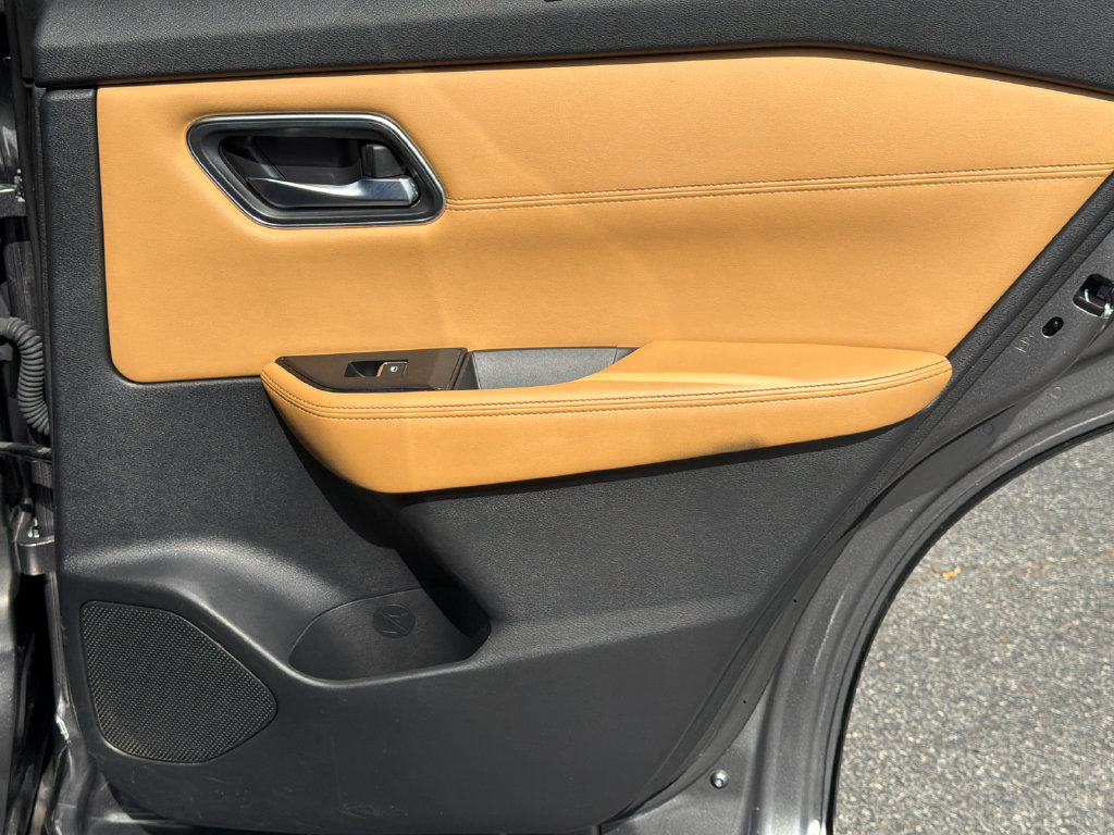 Used 2023 Nissan Rogue Platinum w/ Platinum Premium Package FWD image 16