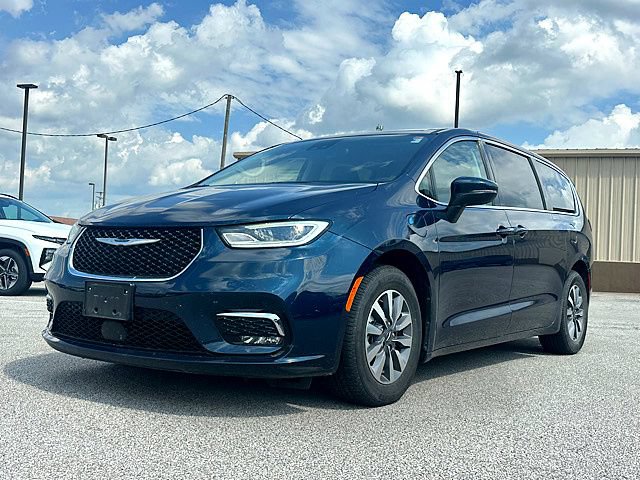 Used 2023 Chrysler Pacifica Touring-L FWD image 2