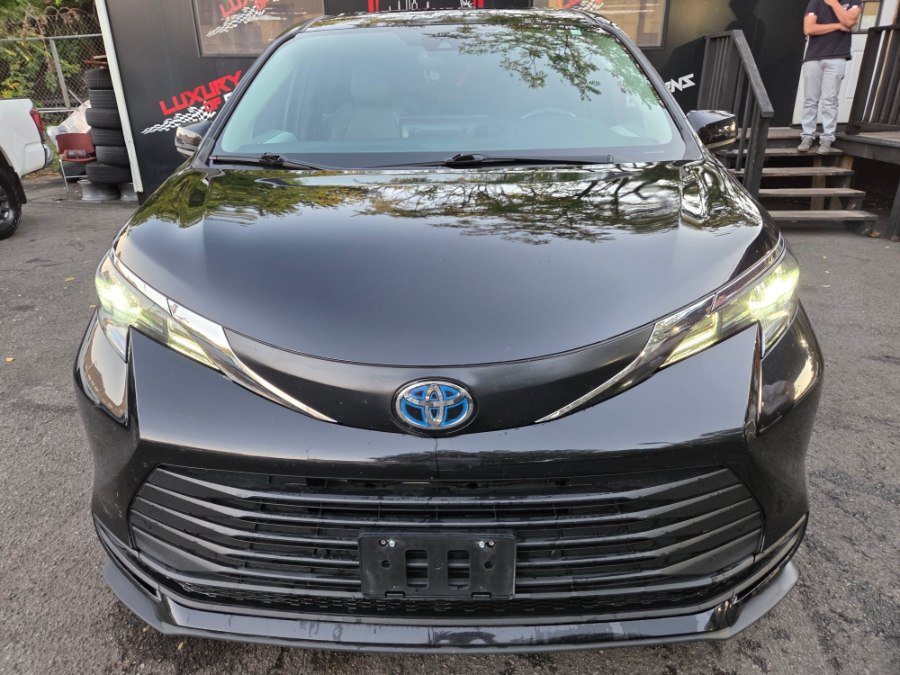 Used 2025 Toyota Sienna XLE FWD image 11