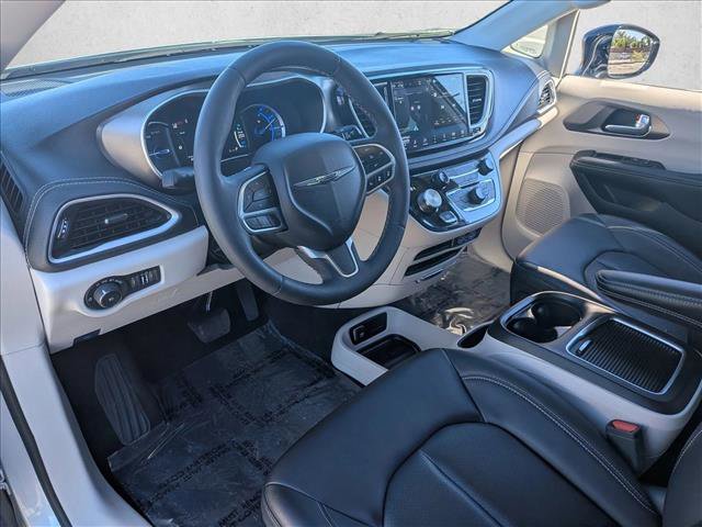 Used 2024 Chrysler Pacifica Select image 9