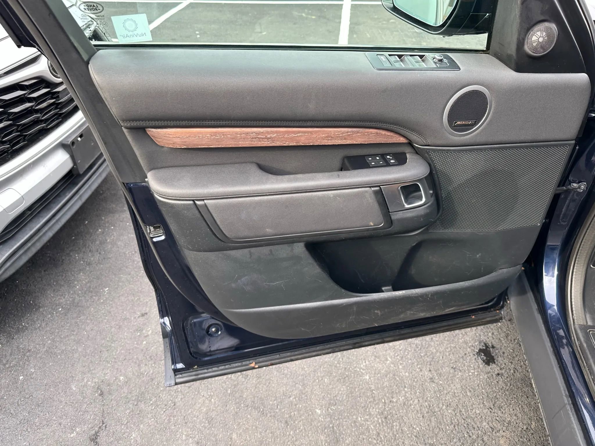 Used 2020 Land Rover Discovery HSE image 25