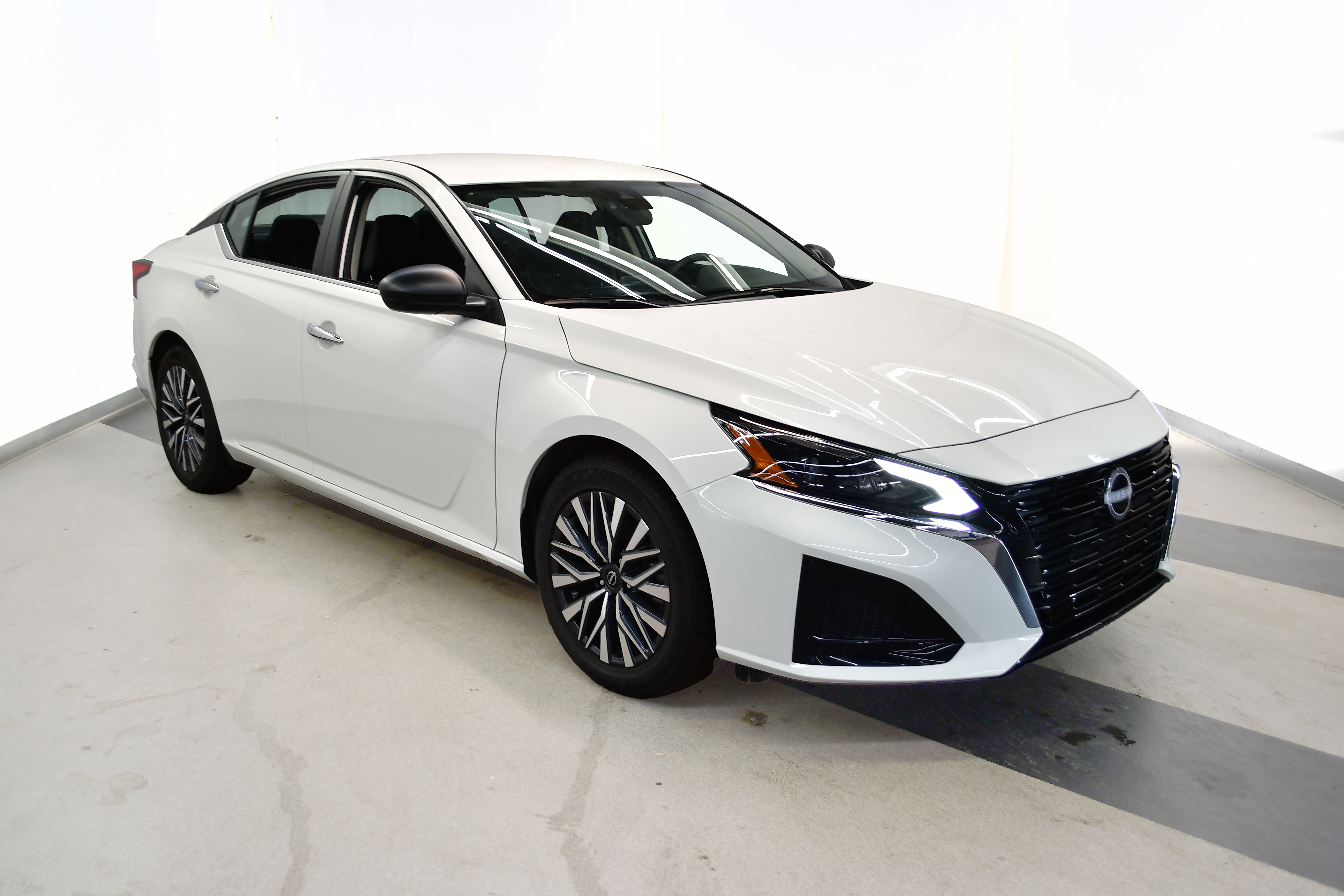 Used 2025 Nissan Altima 2.5 SV FWD image 2