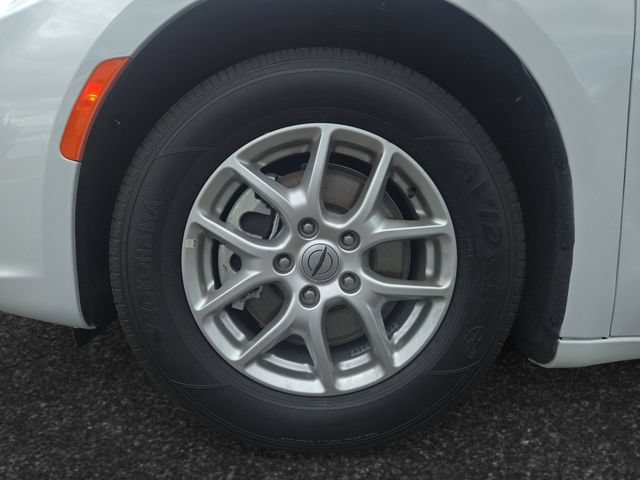Used 2024 Chrysler Pacifica Touring-L FWD image 4