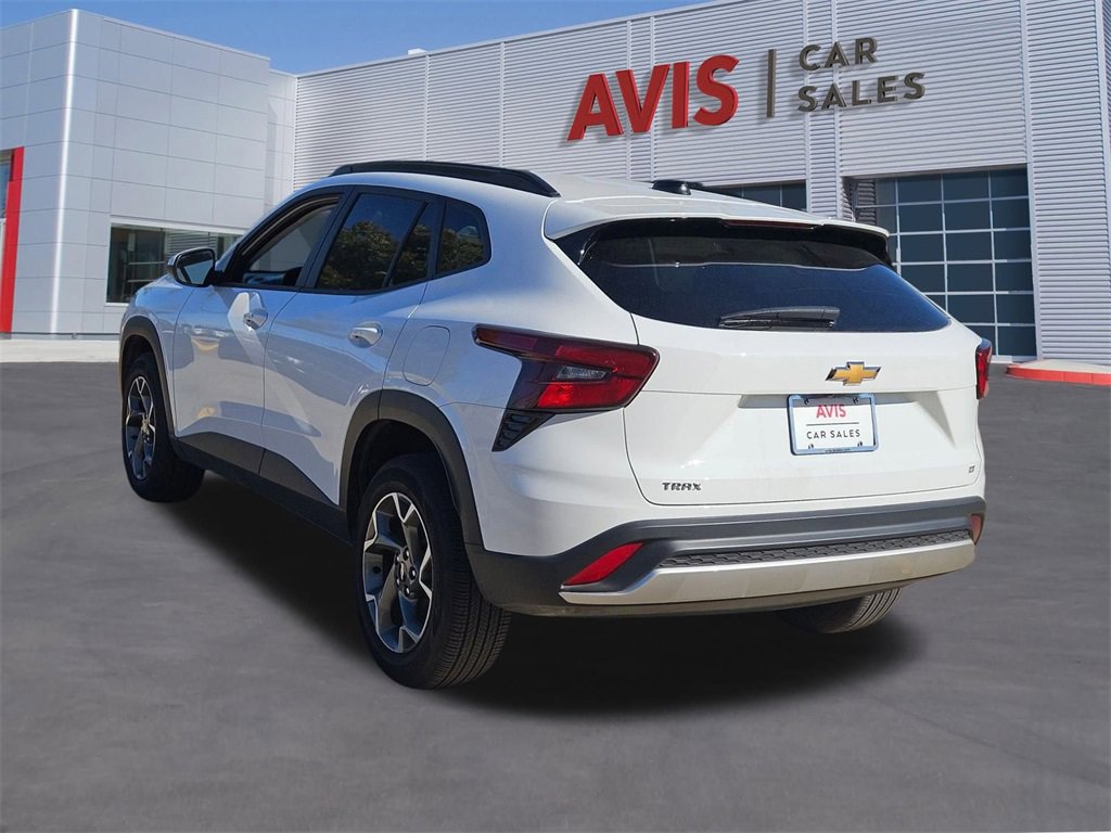 Used 2025 Chevrolet Trax LT w/ LT Convenience Package image 3