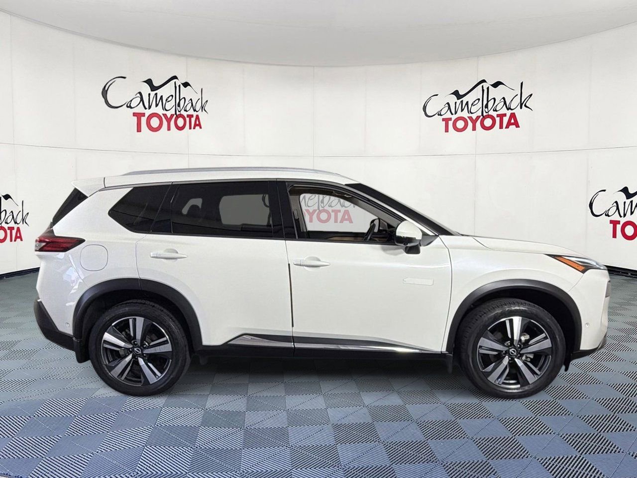 Used 2022 Nissan Rogue Platinum w/ Head-Up Display Package FWD image 9