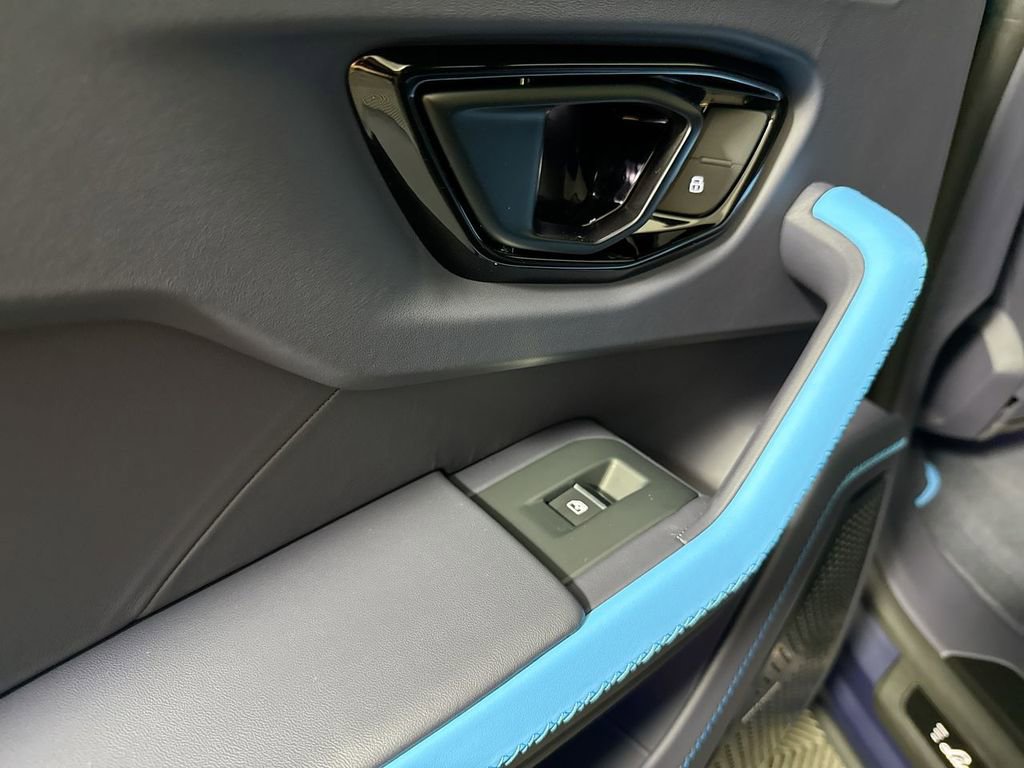 Used 2025 Lamborghini Urus SE image 62