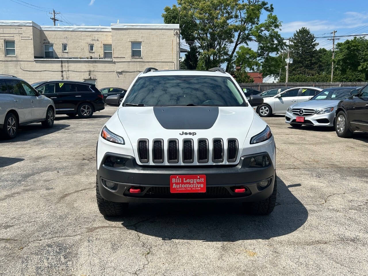 Used 2017 Jeep Cherokee Trailhawk w/ Comfort/Convenience Group AWD/4WD image 3