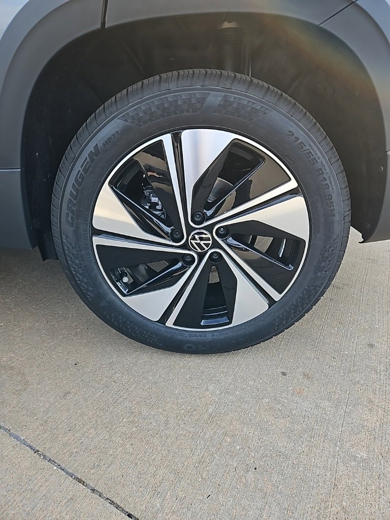 New 2026 Volkswagen Taos SE image 9