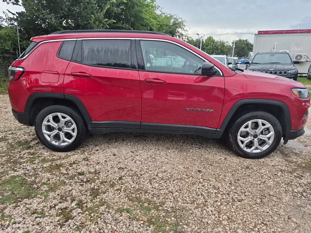 Used 2025 Jeep Compass Latitude w/ Sun & Sound Group AWD/4WD image 5