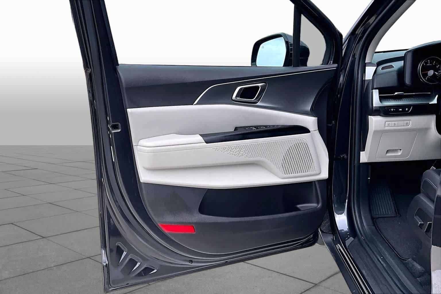 Certified 2023 Kia Carnival LX FWD image 20