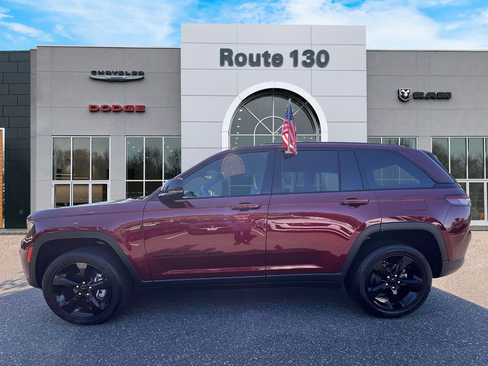 Used 2023 Jeep Grand Cherokee Altitude AWD/4WD image 5