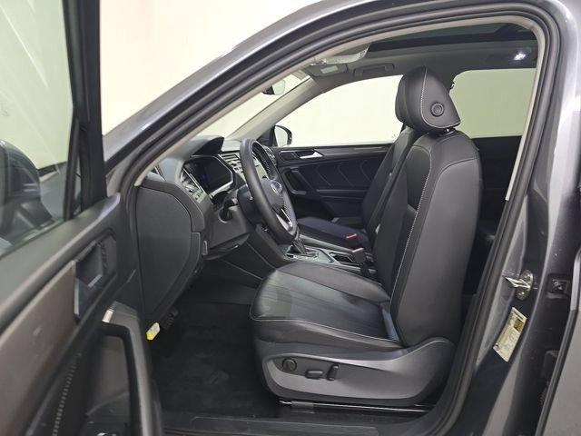 Used 2023 Volkswagen Tiguan SE w/ Panoramic Sunroof Package FWD image 6