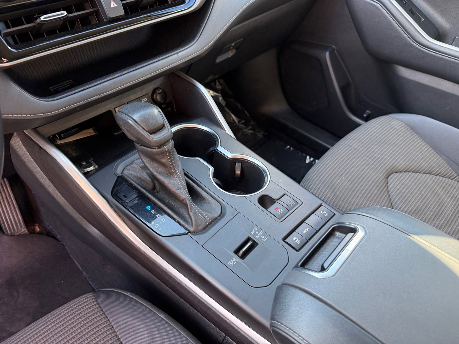 Used 2022 Toyota Highlander L image 13