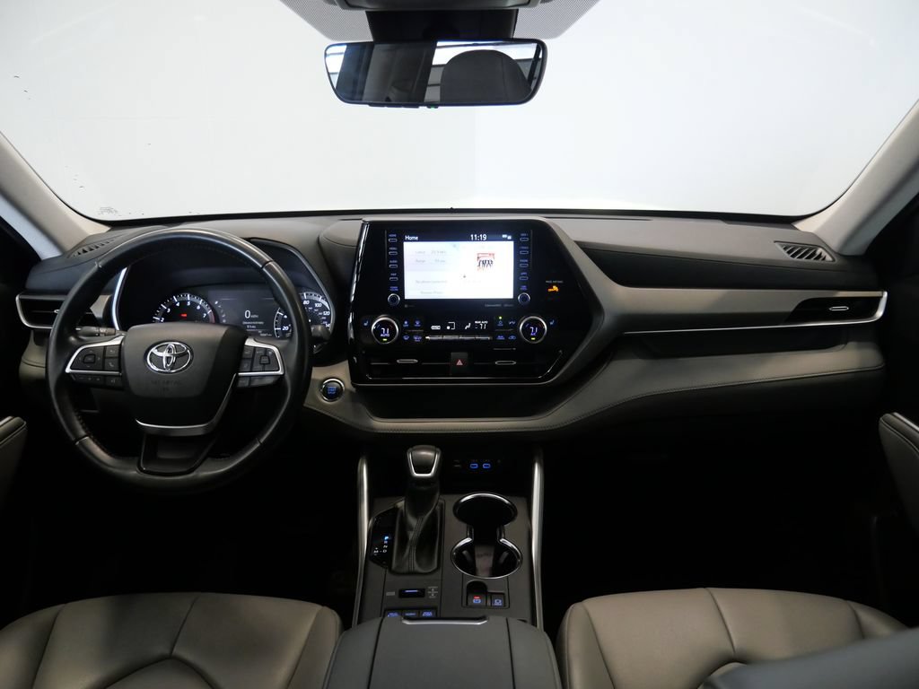 Used 2022 Toyota Highlander XLE AWD/4WD image 17