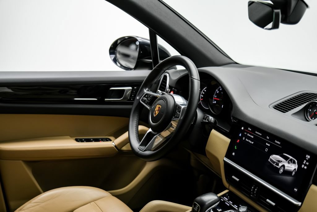 Used 2023 Porsche Cayenne w/ Premium Package AWD/4WD image 21