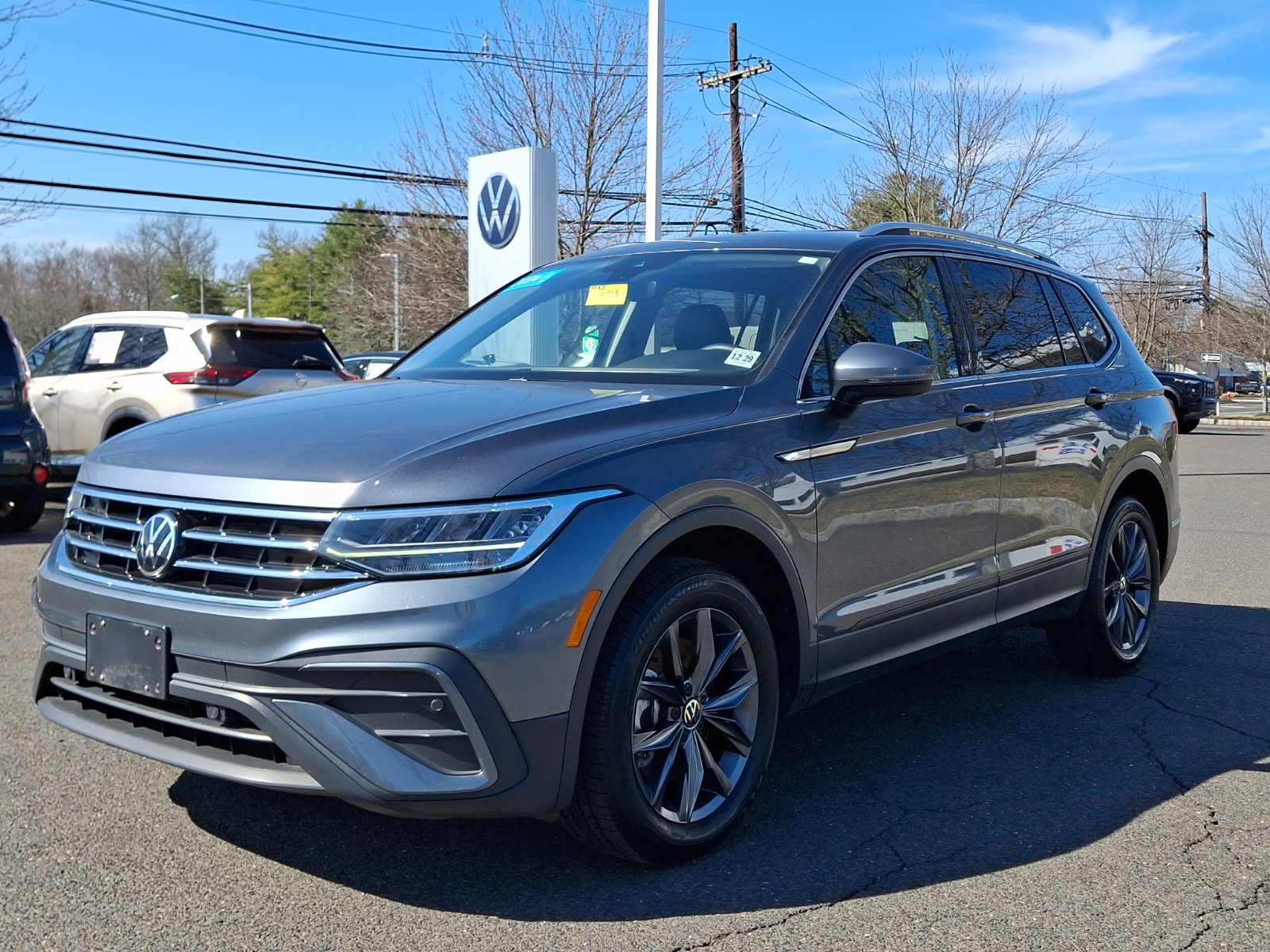 Certified 2024 Volkswagen Tiguan SE image 3