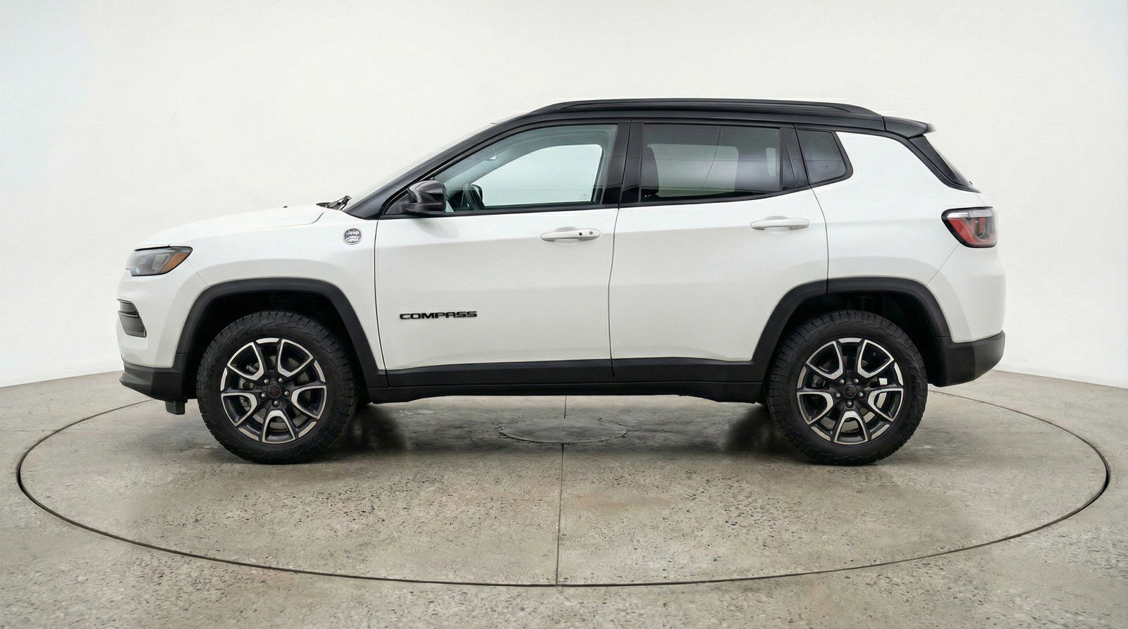 Used 2025 Jeep Compass Trailhawk AWD/4WD image 5