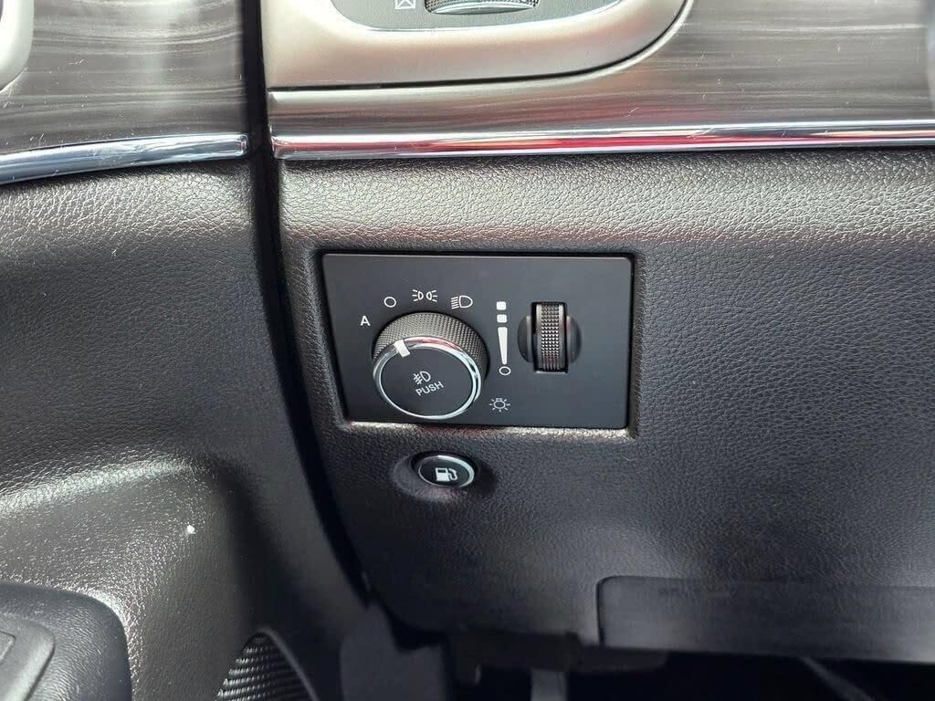 Used 2021 Jeep Grand Cherokee Limited AWD/4WD image 25