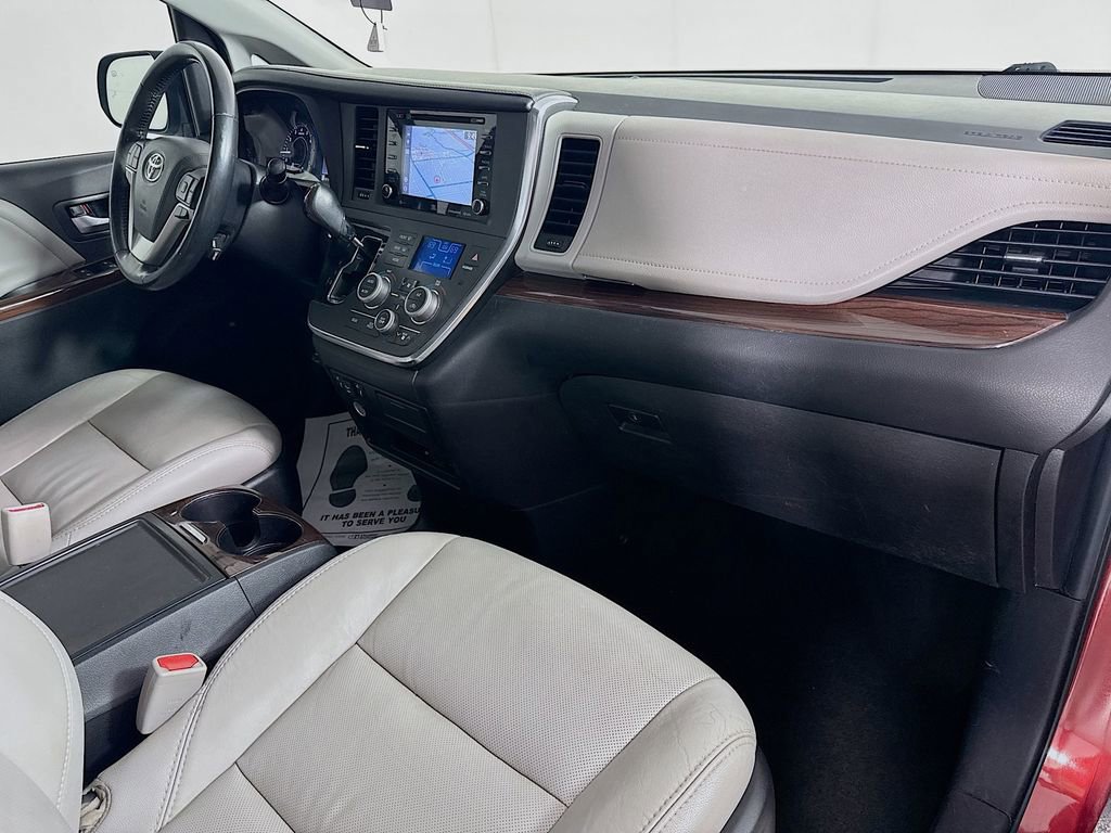 Used 2018 Toyota Sienna Limited Premium w/ Carpet Mat Package image 37
