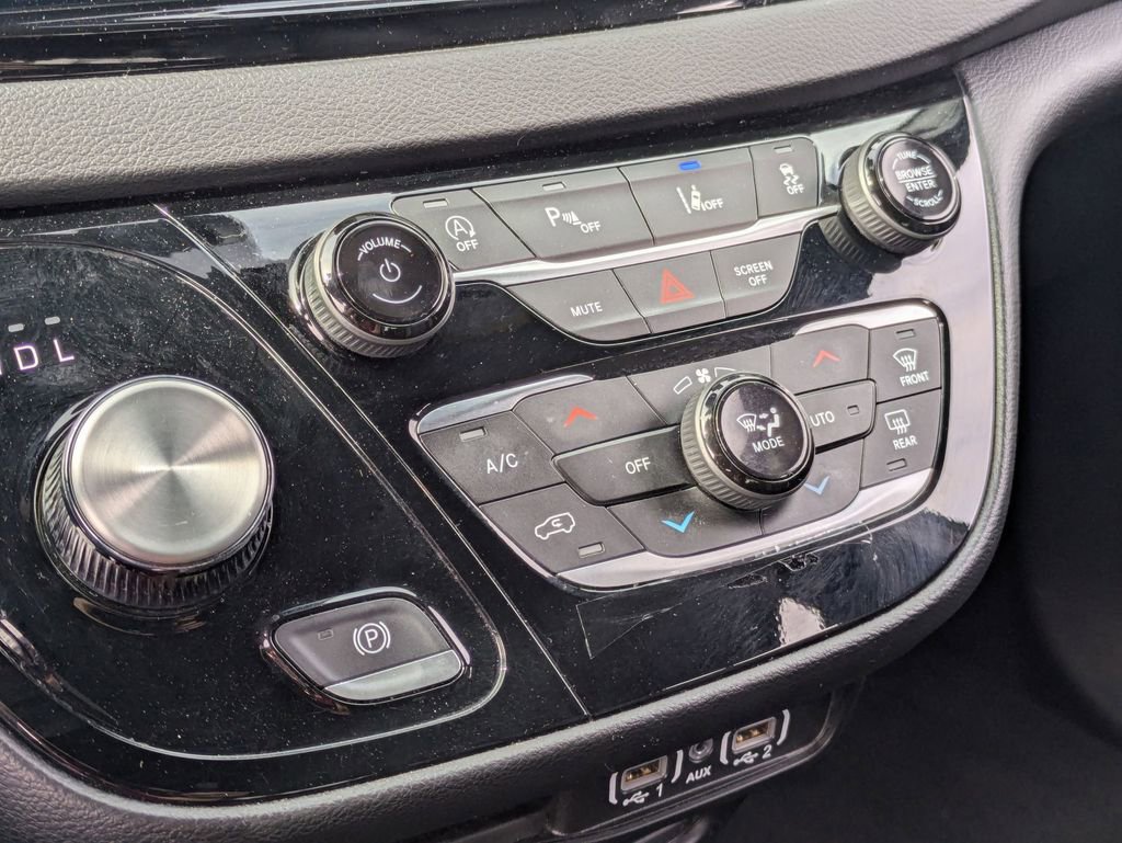 Used 2025 Chrysler Pacifica Select image 22