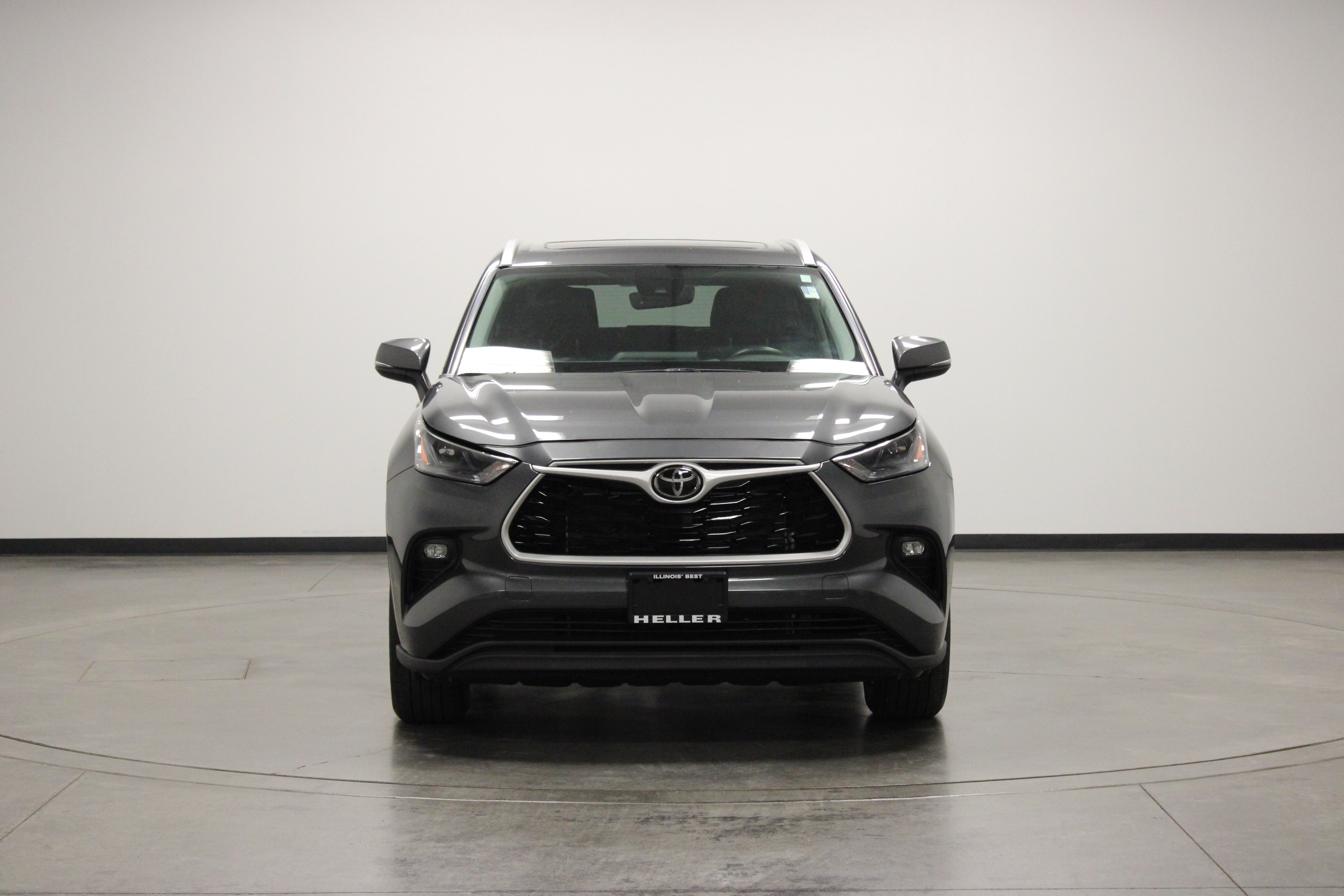 Used 2022 Toyota Highlander XLE AWD/4WD image 3