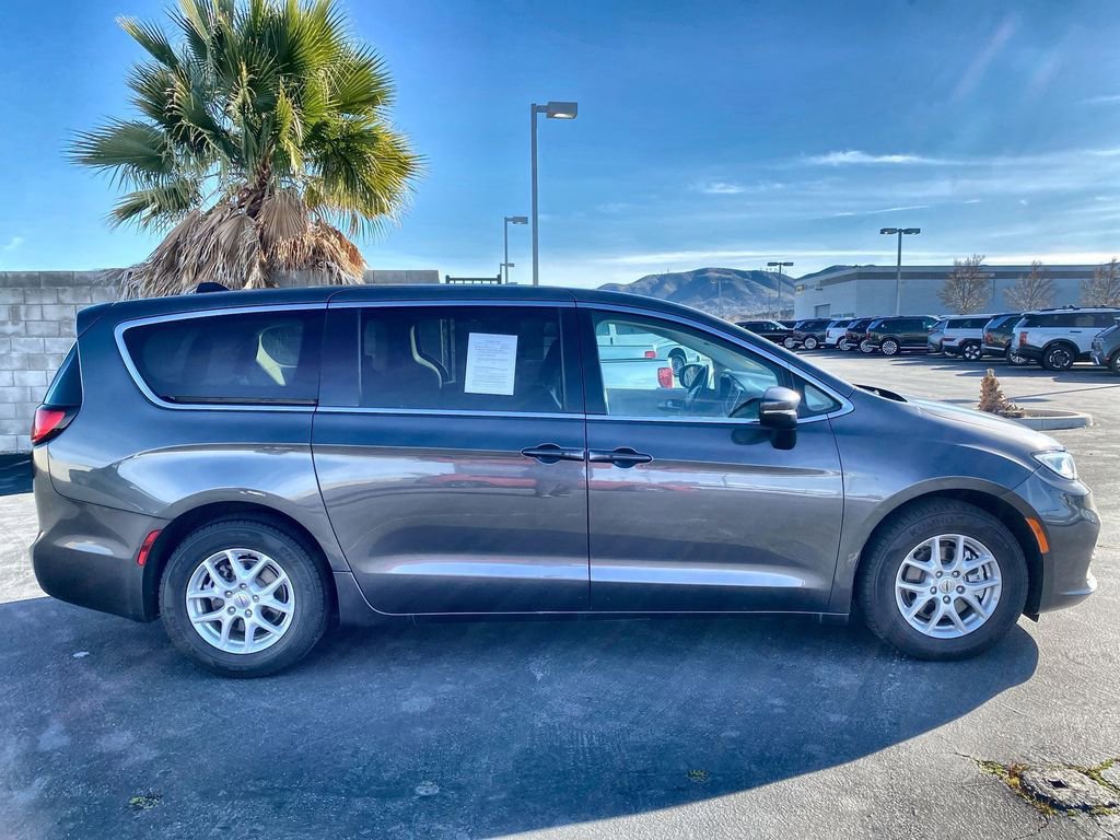 Used 2023 Chrysler Pacifica Touring-L FWD image 38