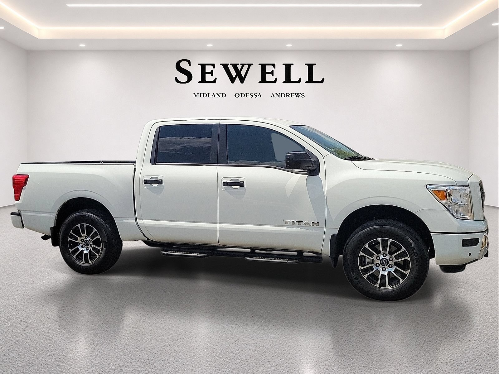 Used 2024 Nissan Titan SV w/ SV Convenience Package AWD/4WD image 5
